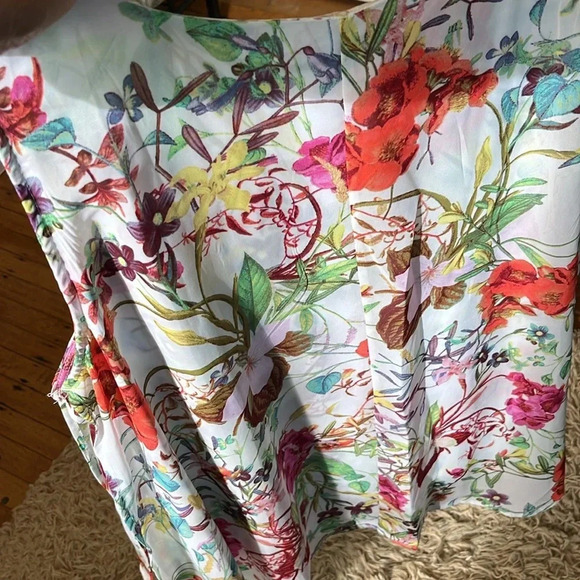 Floral flowy blouse. - Picture 4 of 5